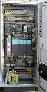 Комплектный электрошкаф и пульт управленя в каркасах фирмы Rittall на базе СЧПУ Sinumerik 828D и приводов Sinamics S120